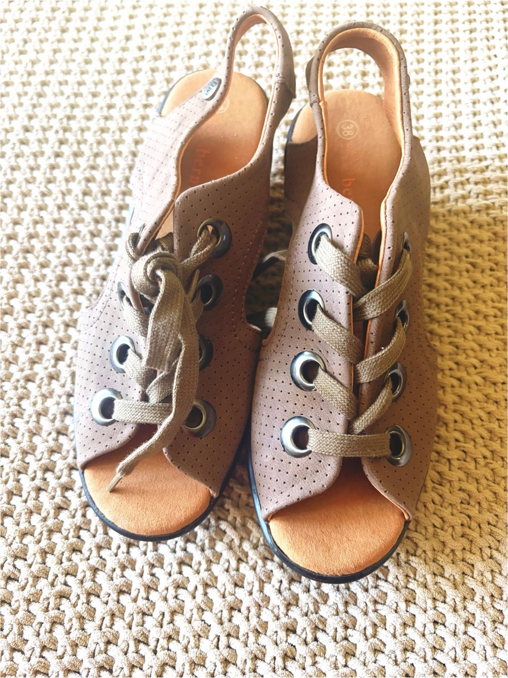 Bernie mev. Lace up sandal wedge